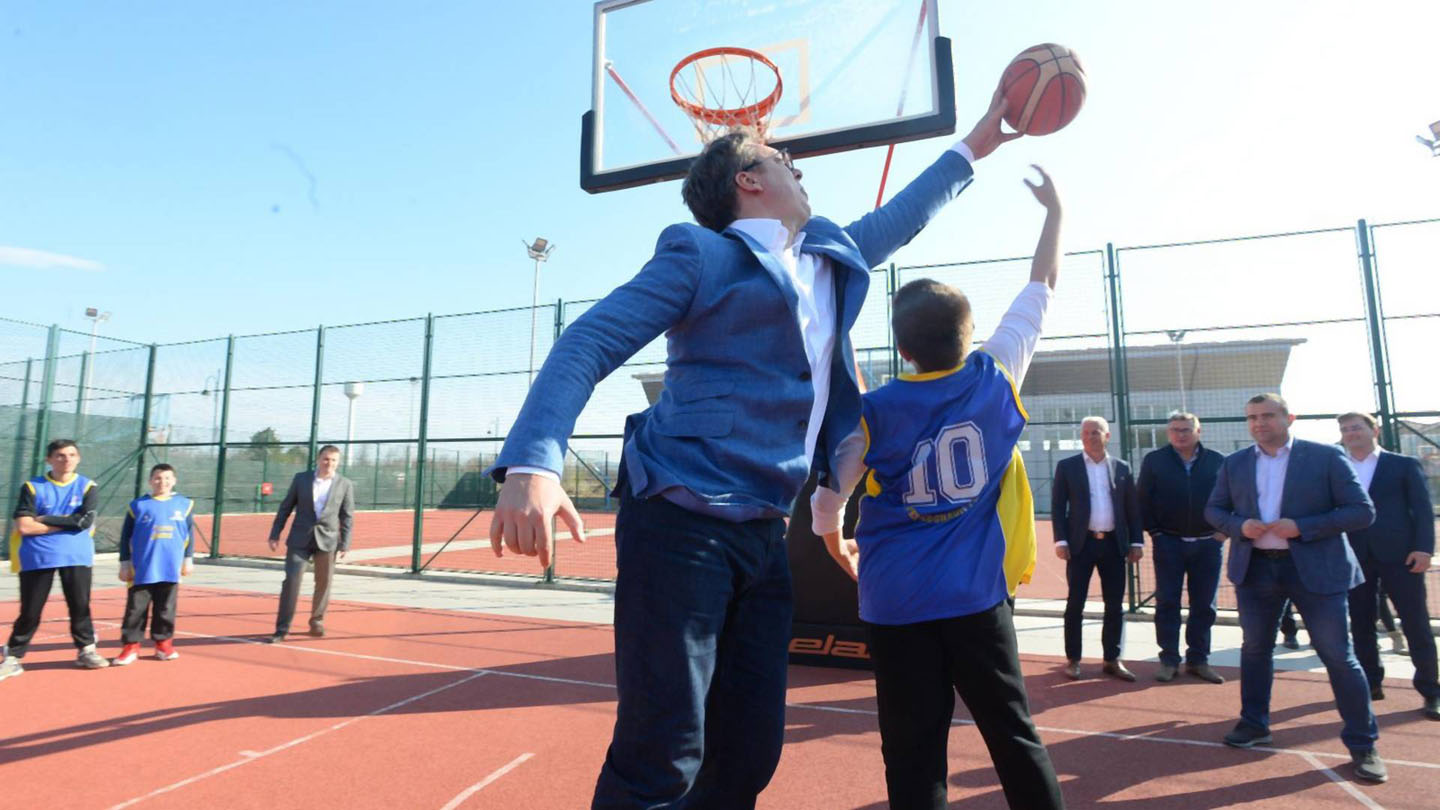 Aleksandar Vučić uspešno blokira šut jednog dečaka