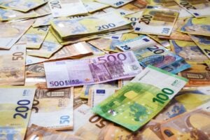 Gomila razlićitih novčanica evra