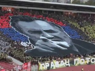 Odavanje pošte Ratku Mladiću na stadionu Crvene zvezde