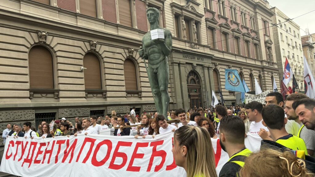 Studentska lista predaje potpise RIK-u