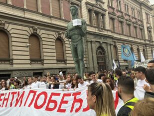Studentska lista predaje potpise RIK-u