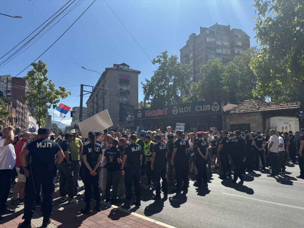 Kordon policije između građana i naprednjaka