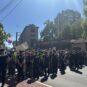 Kordon policije između građana i naprednjaka