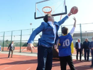 Aleksandar Vučić uspešno blokira šut jednog dečaka