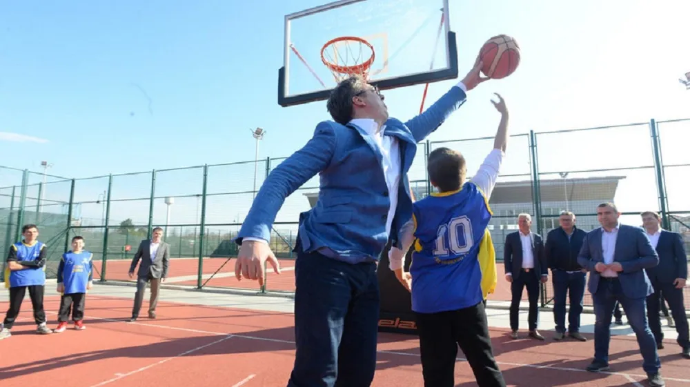 Aleksandar Vučić uspešno blokira šut jednog dečaka