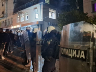 Kordon policije ispred SNS-a u Lazarevcu, izbori 2026.