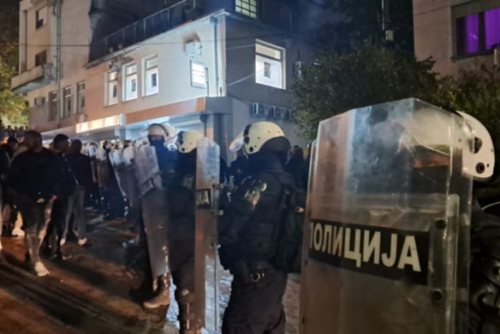 Kordon policije ispred SNS-a u Lazarevcu, izbori 2026.