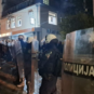 Kordon policije ispred SNS-a u Lazarevcu, izbori 2026.