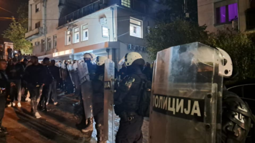 Kordon policije ispred SNS-a u Lazarevcu, izbori 2026.