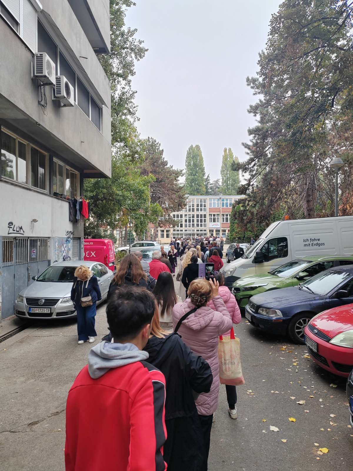 Građani u redu ispred glasačkog mesta u OŠ Ivan Gundulić na Novom Beogradu