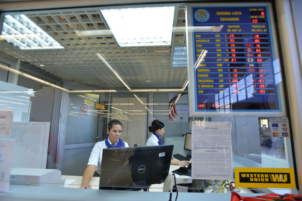 Šalteri u banci, menjačnica