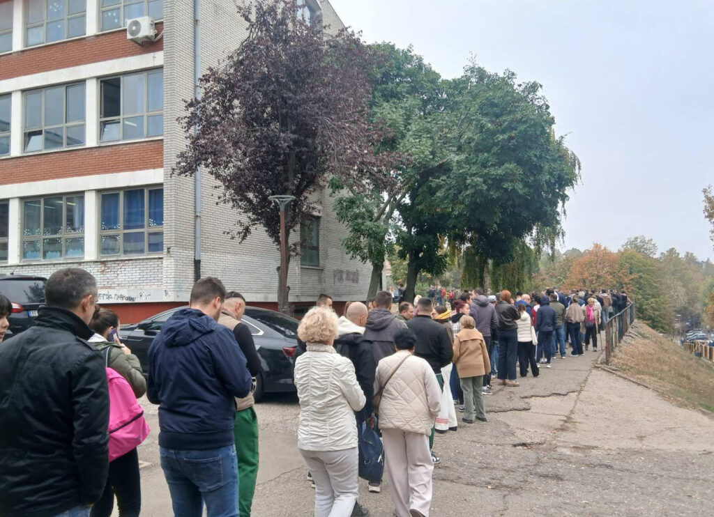 Čekanje u redu za glasanje na izborima