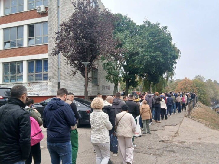 Čekanje u redu za glasanje na izborima
