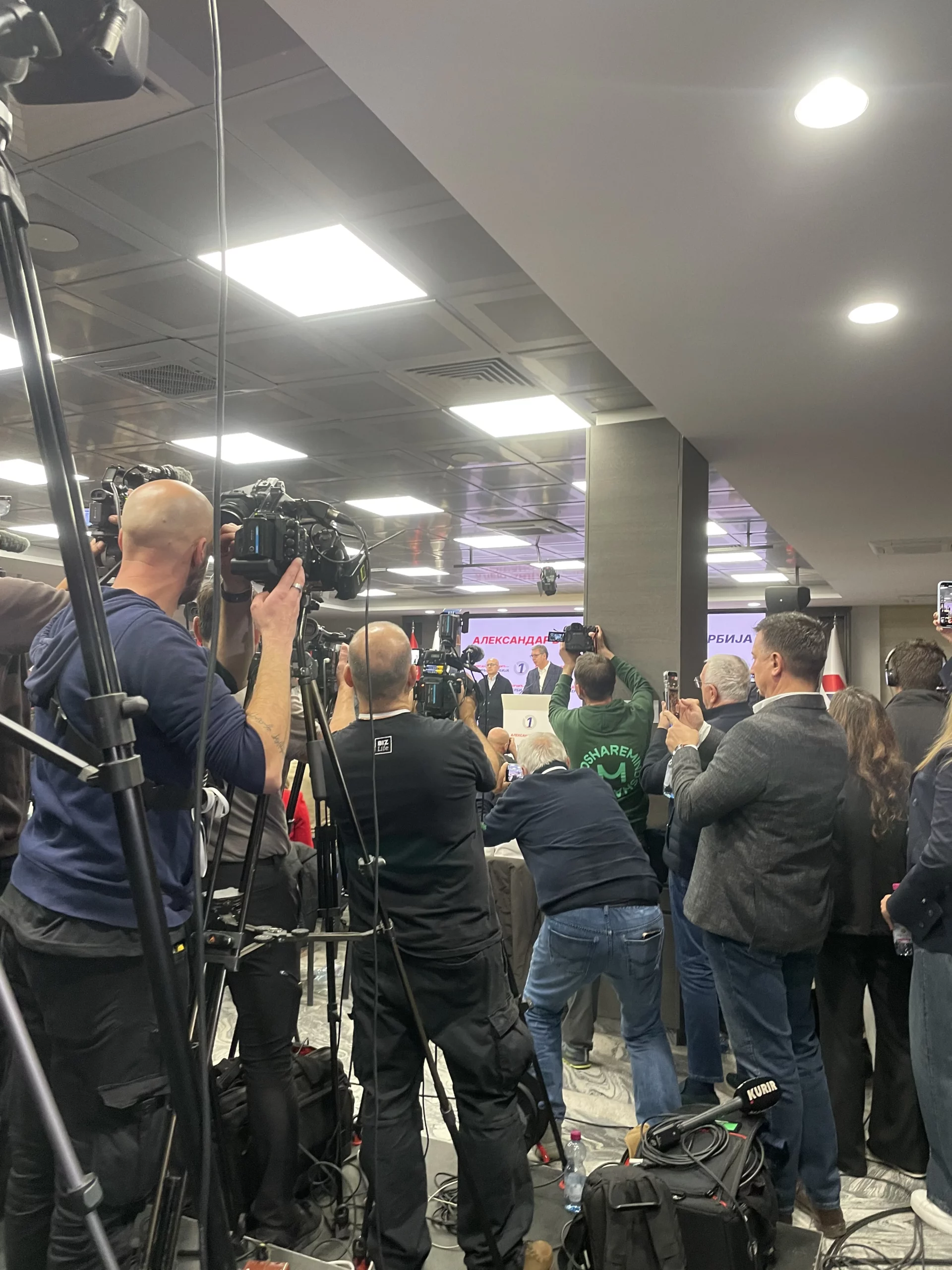 Vučić dok drži govor, ja sam se malo pomerila nazad jer su me kamere izgurale