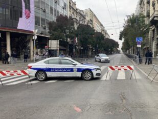 Metalna žardinjera i policijski auto u Kralja Milana u Beogradu