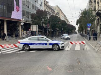 Metalna žardinjera i policijski auto u Kralja Milana u Beogradu