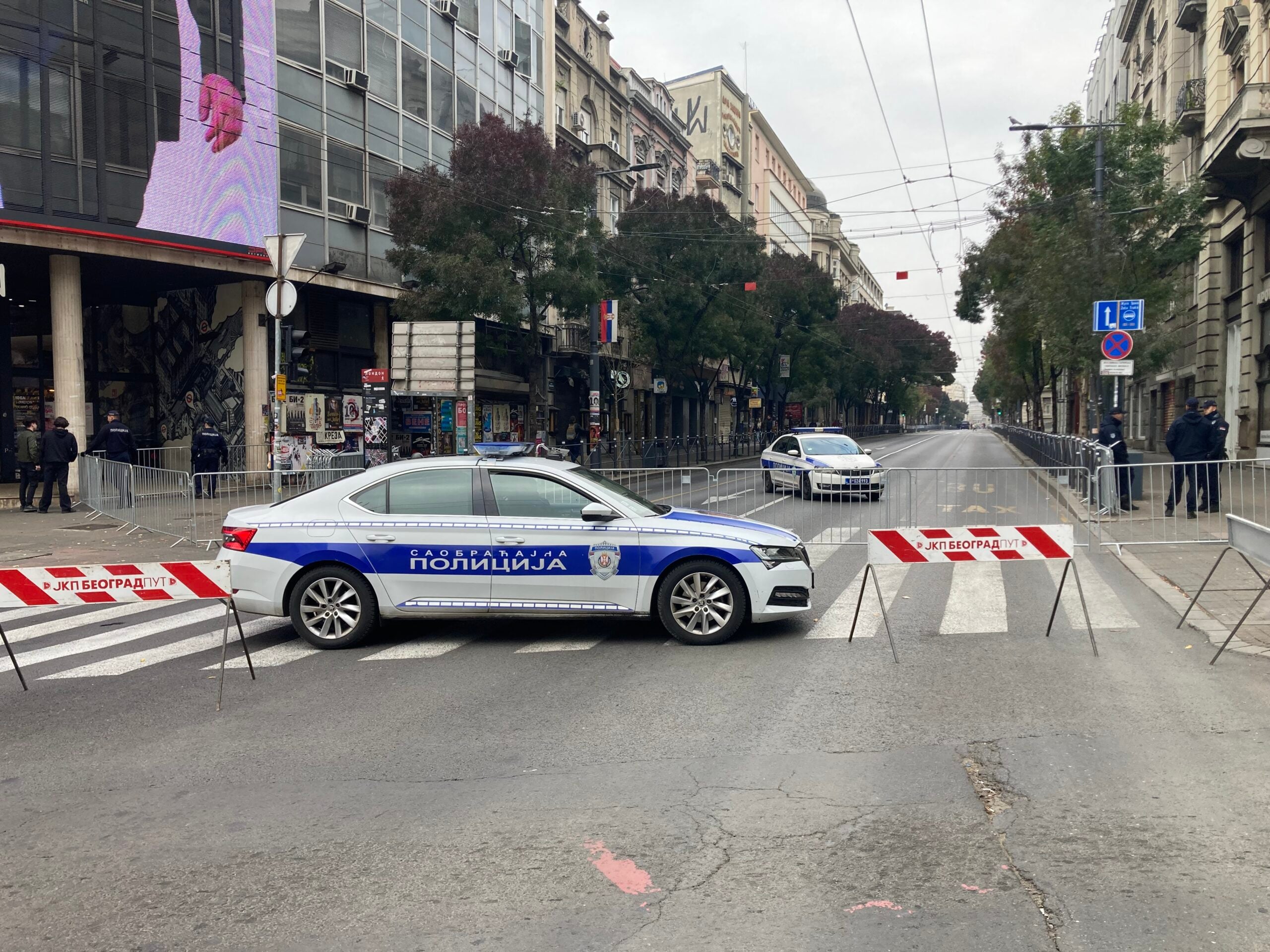 Metalna žardinjera i policijski auto u Kralja Milana u Beogradu
