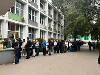 Građani u redu ispred glasačkog mesta u OŠ Vasa Stajić u Novom Sadu