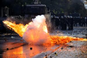 Nasilje na protestima u Tirani: Zapaljene zgrade, policija upotrebila suzavac