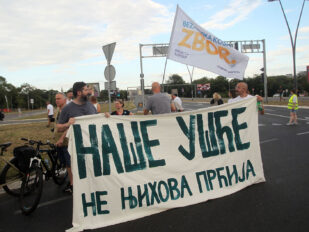 Protest na Ušću, transparent na kome piše