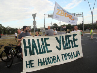 Protest na Ušću, transparent na kome piše