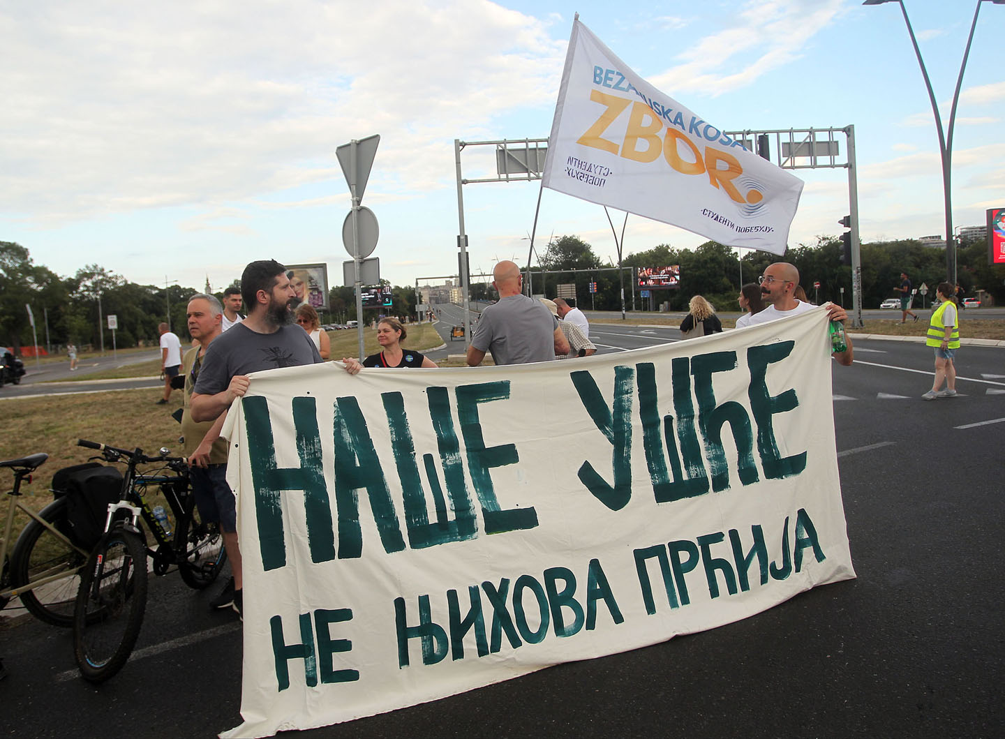 Protest na Ušću, transparent na kome piše 