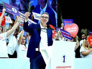 Aleksandar Vučić drži ruzmarin