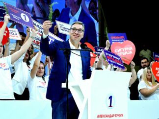 Aleksandar Vučić drži ruzmarin