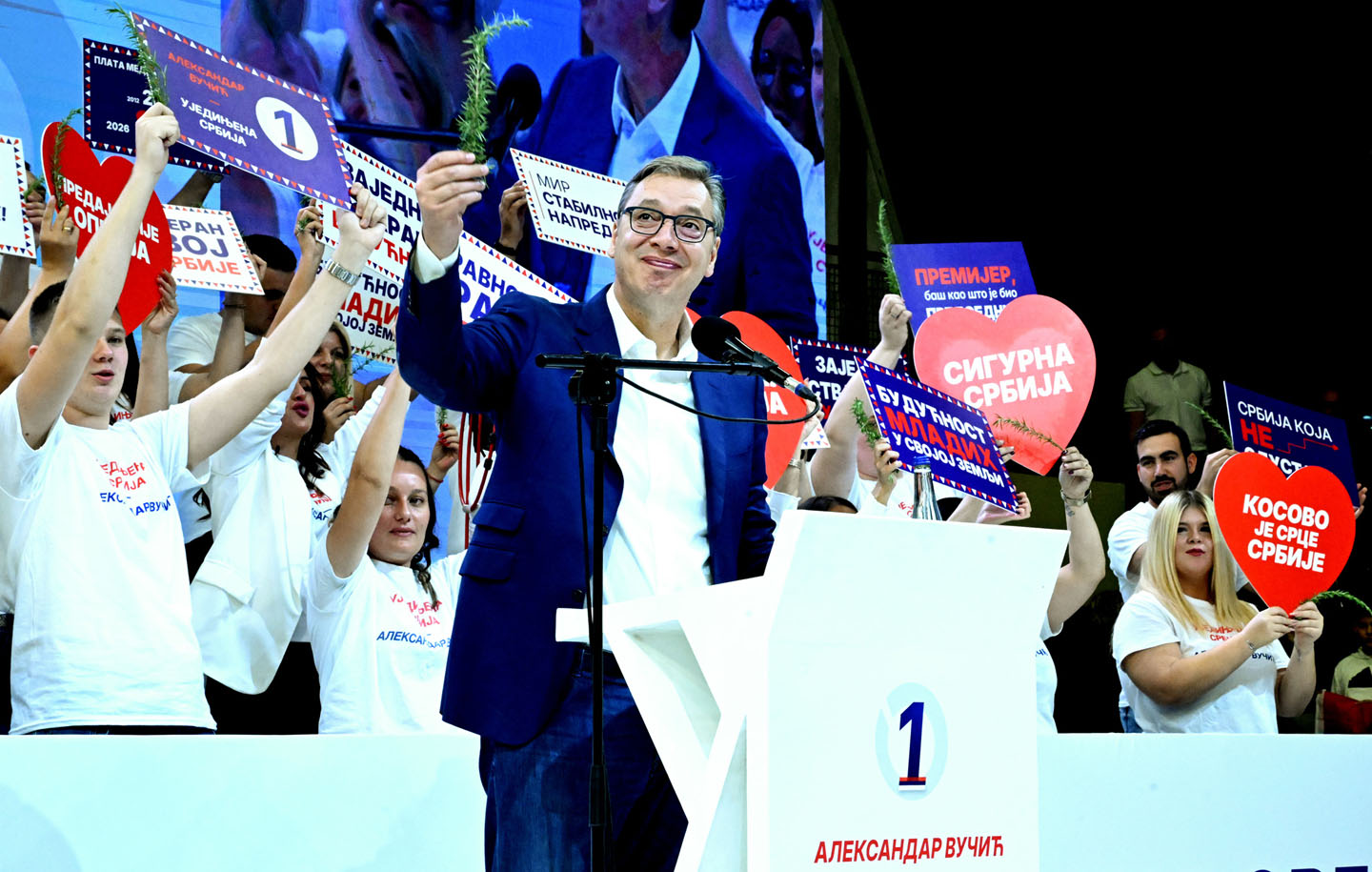 Aleksandar Vučić drži ruzmarin