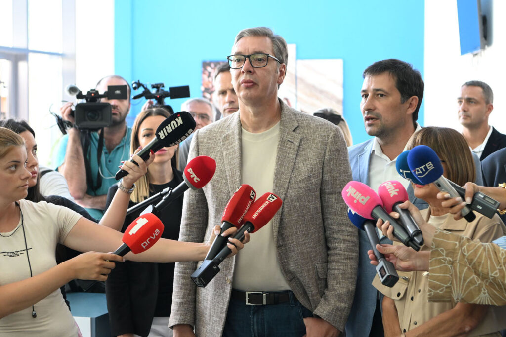Aleksandar Vučić u izbornoj kampanji okružen mikrofonima režimskih televizija