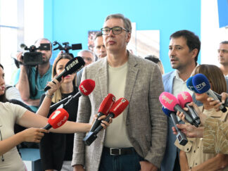 Aleksandar Vučić u izbornoj kampanji okružen mikrofonima režimskih televizija