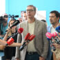 Aleksandar Vučić u izbornoj kampanji okružen mikrofonima režimskih televizija
