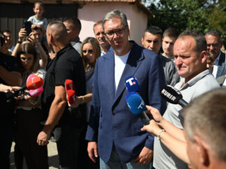 Aleksandar Vučić okružen novinarima i narodom ui izbornoj kampanji 2026.