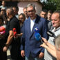 Aleksandar Vučić okružen novinarima i narodom ui izbornoj kampanji 2026.