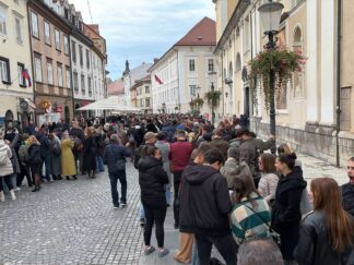 Građani u redovima ispred ambasade u Ljubljani čekaju da glasaju