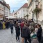 Građani u redovima ispred ambasade u Ljubljani čekaju da glasaju