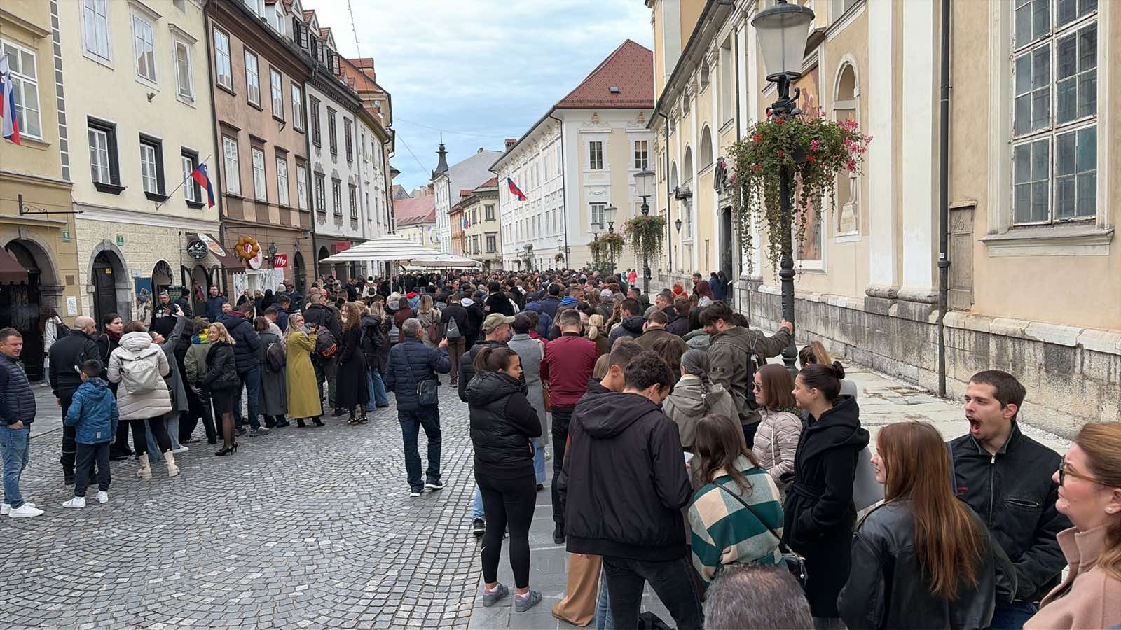 Građani u redovima ispred ambasade u Ljubljani čekaju da glasaju