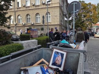 Slike funkcionera vlasti bačene u đubre u Zemunu