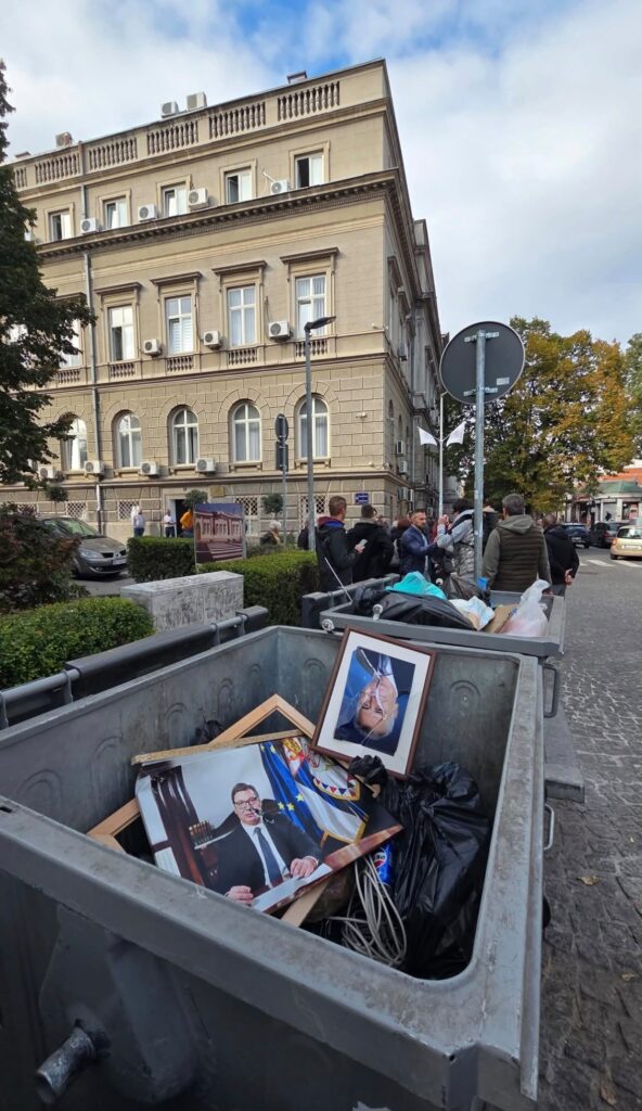 Slike funkcionera vlasti bačene u đubre u Zemunu