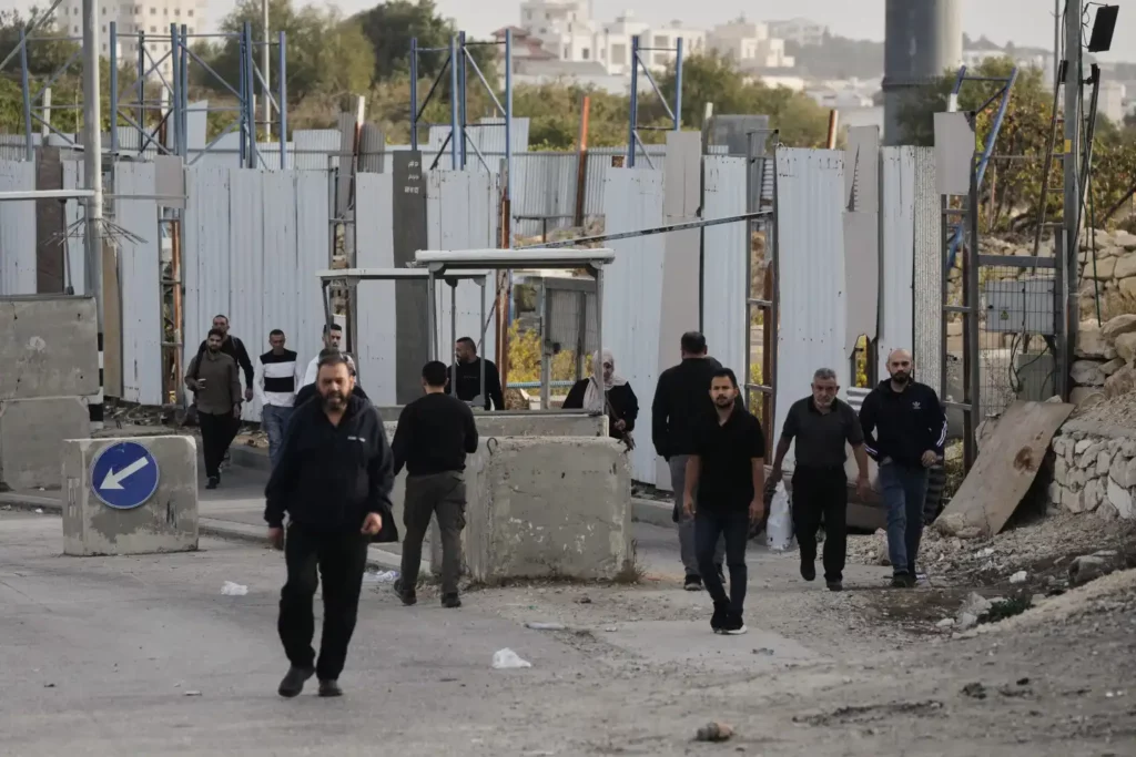 Palestinci prolaze kroz vojni punkt na Zapadnoj obali