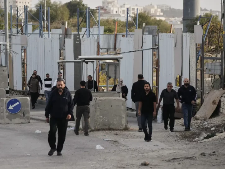 Palestinci prolaze kroz vojni punkt na Zapadnoj obali