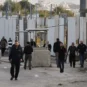 Palestinci prolaze kroz vojni punkt na Zapadnoj obali