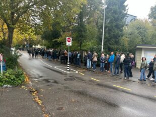 Građani čekaju u redu za glasanje u Bernu