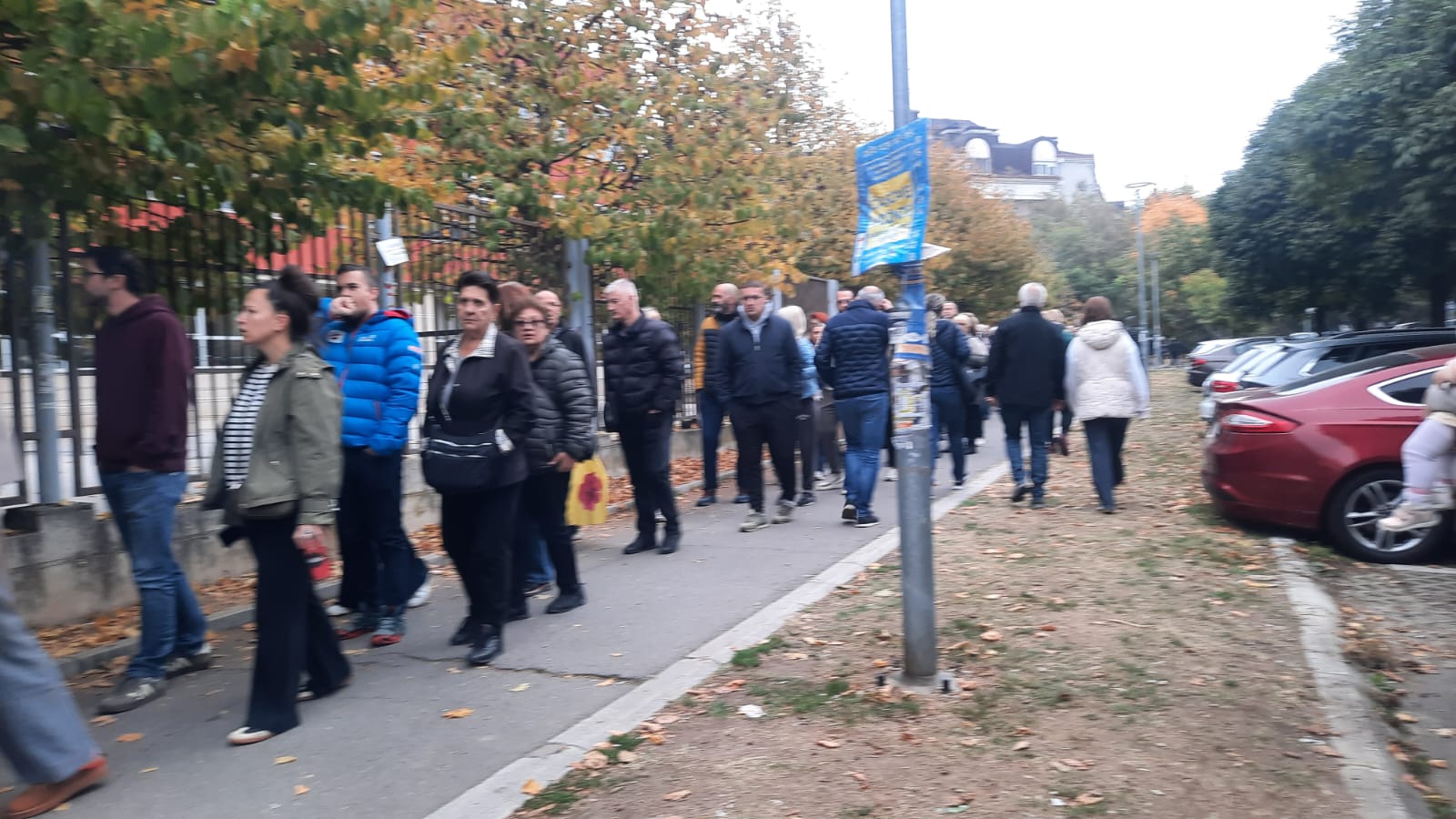 Građani na Bežanijskoj kosi čekaju u redu za glasanje