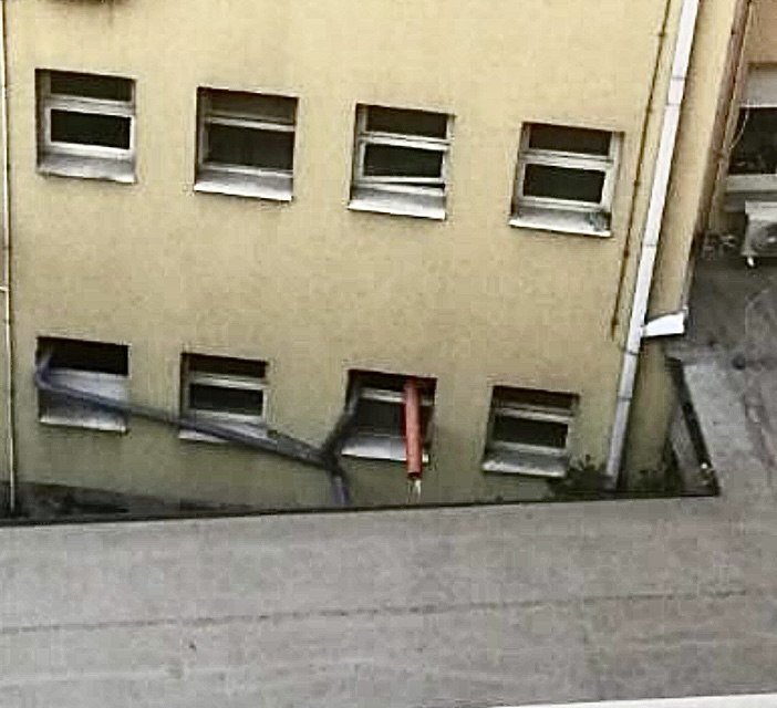 Sa krova garaže vidljivo je da se kanalizacija odliva kroz crevo izbačeno kroz prozor, pa na ulicu