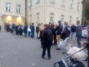 Građani čekaju u redu za glasanje
