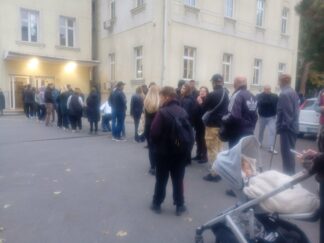 Građani čekaju u redu za glasanje