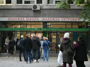 Građani čekaju u redu za glasanje