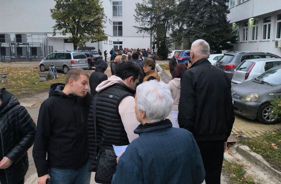Građani u Novom Sadu čekaju u redu za glasanje