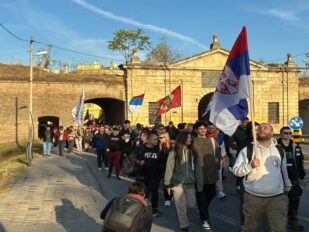 Studenti sa srpskoj zastavom krenuli pešice iz Novog Sada u Beograd